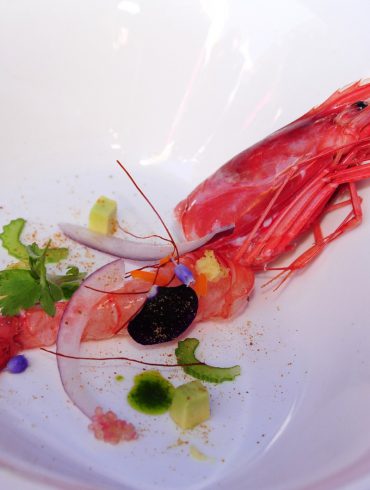 Ceviche de Gamba Roja de Dénia con agua de maíz y polvo de melba de sepia