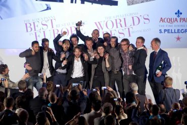 René Redzepi y el equipo de Noma recogiendo el primer premio. © onEdition Photography / The World’s 50 Best Restaurants 2014