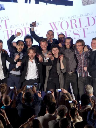 René Redzepi y el equipo de Noma recogiendo el primer premio. © onEdition Photography / The World’s 50 Best Restaurants 2014
