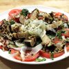 Ensalada de tomate, espárragos frescos, brevas y piñones