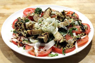 Ensalada de tomate, espárragos frescos, brevas y piñones