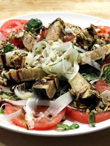 Ensalada de tomate, espárragos frescos, brevas y piñones