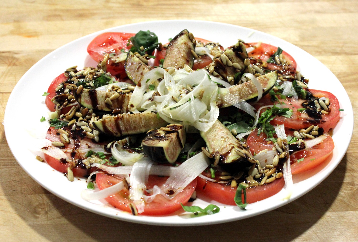 Ensalada de tomate, espárragos frescos, brevas y piñones