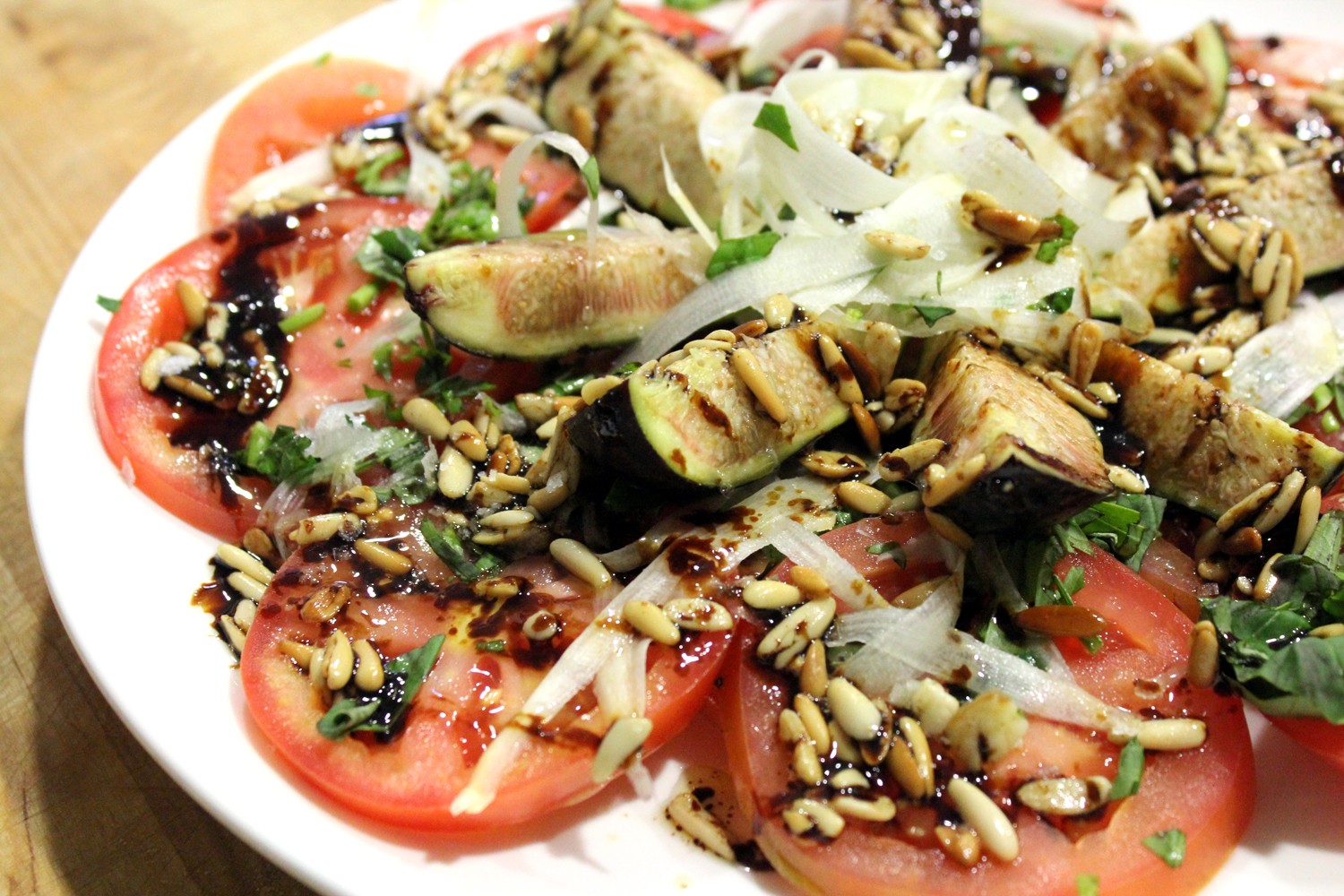 Ensalada de tomate, espárragos frescos, brevas y piñones