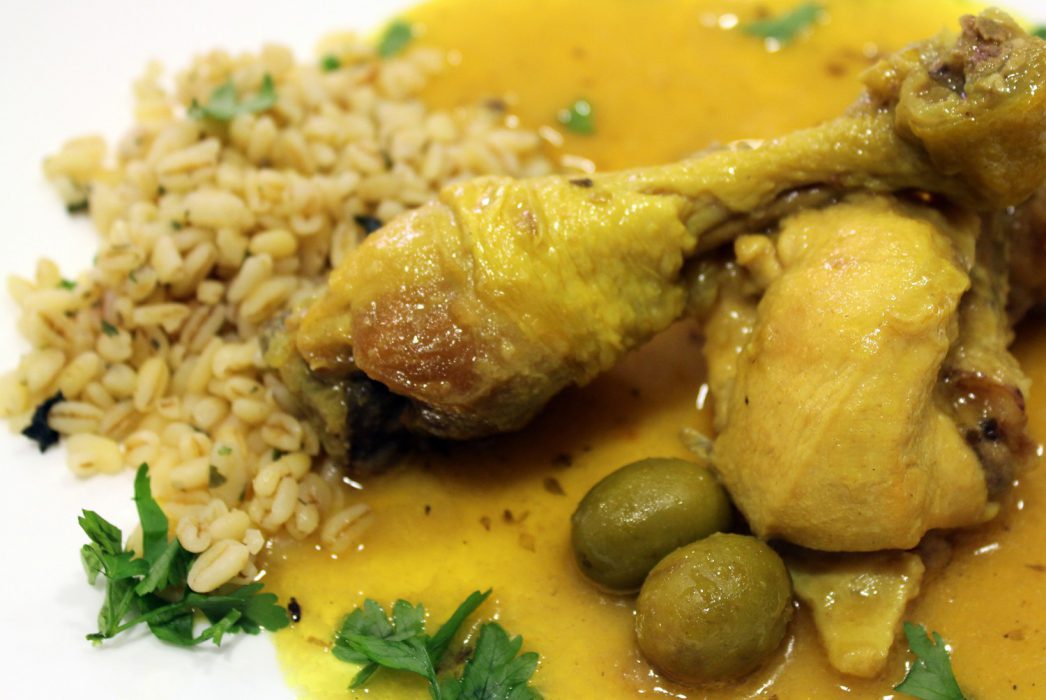 pollo con aceitunas con guarnicion