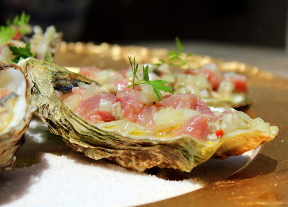 Tartar de atún rojo sobre ostras frescas