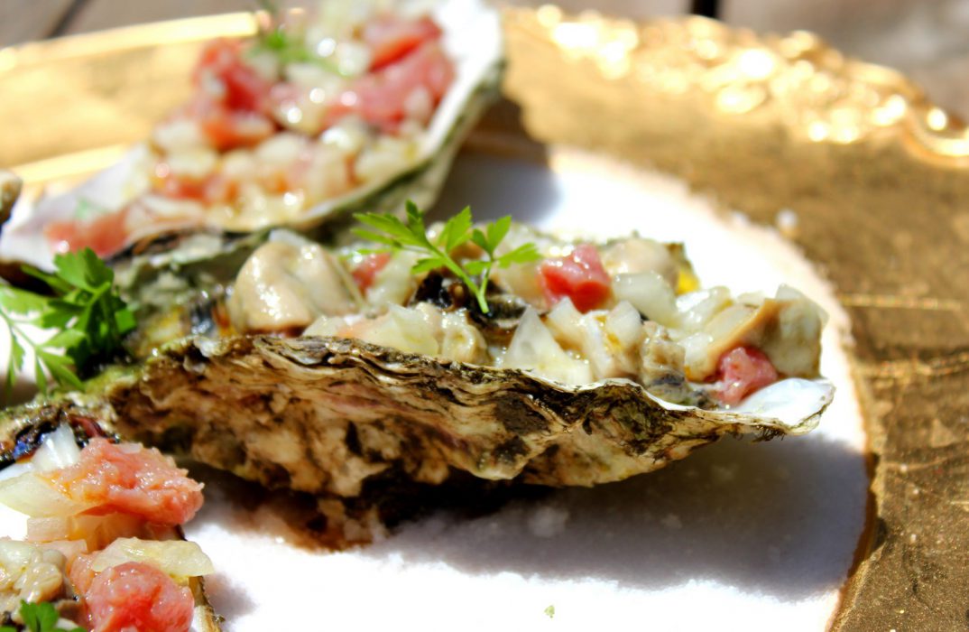 Tartar de atún rojo sobre ostras frescas