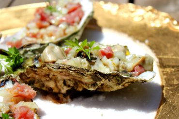 Tartar de atún rojo sobre ostras frescas