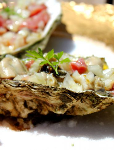 Tartar de atún rojo sobre ostras frescas