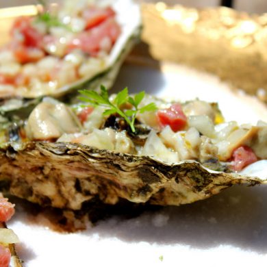 Tartar de atún rojo sobre ostras frescas