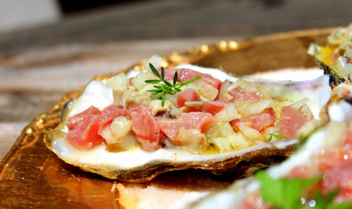 Tartar de atún rojo sobre ostras frescas