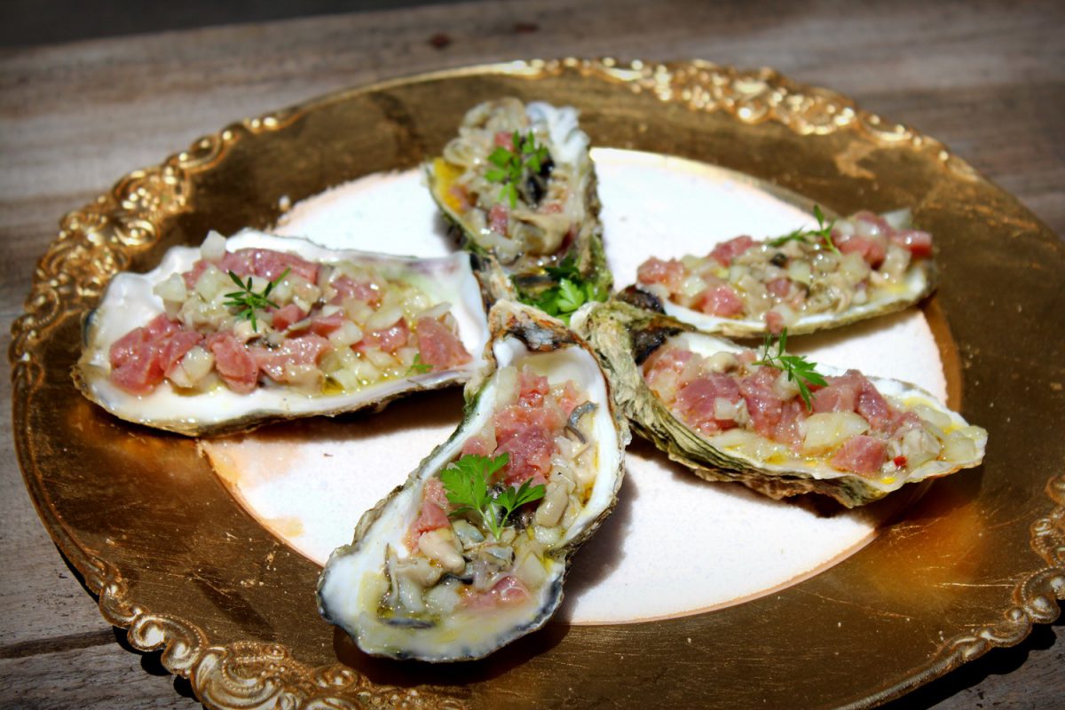 Tartar de atún rojo sobre ostras frescas