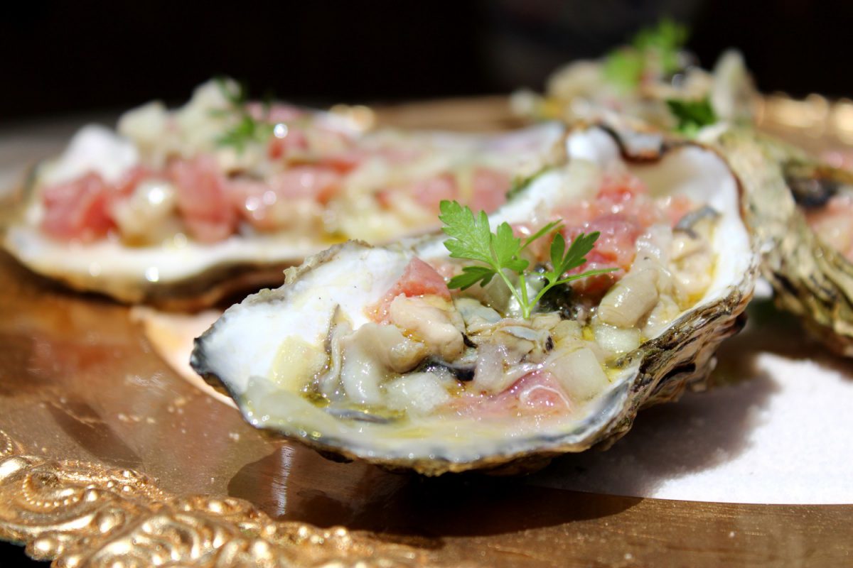 Tartar de atún rojo sobre ostras frescas