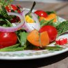 Ensalada con fruta y gominolas