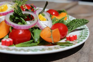 Ensalada con fruta y gominolas