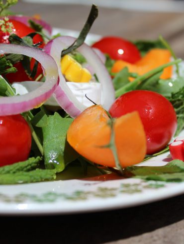 Ensalada con fruta y gominolas