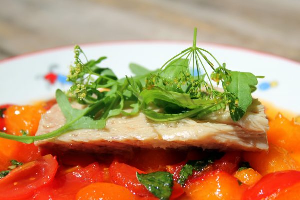 Ensalada de bonito con tomates y albaricoques salteados