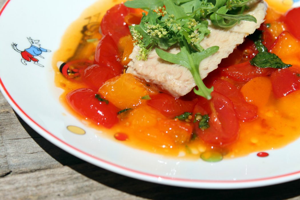 Ensalada de bonito con tomate y albaricoques