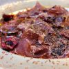 Cecina con chocolate, aceite de oliva y picotas