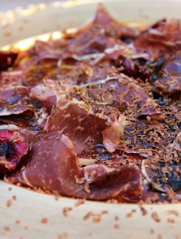 Cecina con chocolate, aceite de oliva y picotas