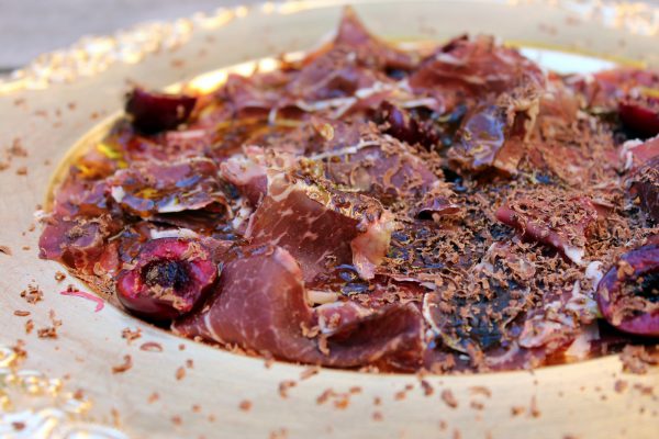 Cecina con chocolate, aceite de oliva y picotas