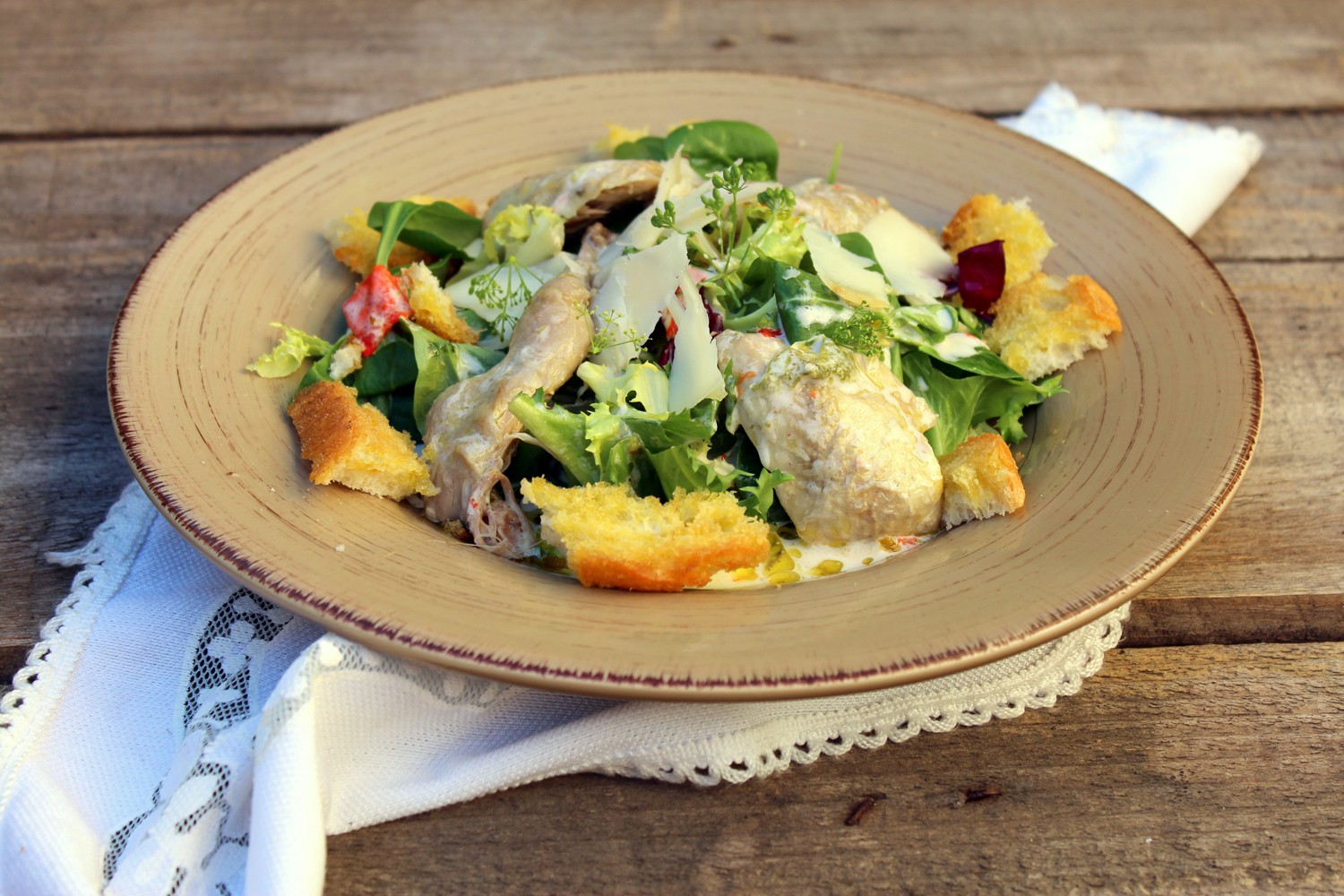 Ensalada de codorniz y queso al estilo "César"