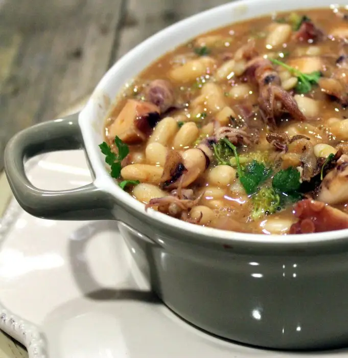 alubias con pulpo y chipirones alubias con pulpo y chipirones