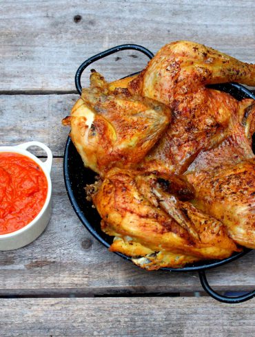 Pollo al curry al horno con salsa romesco