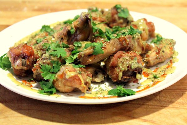 Alitas de pollo fritas con salsa de miel y mostaza