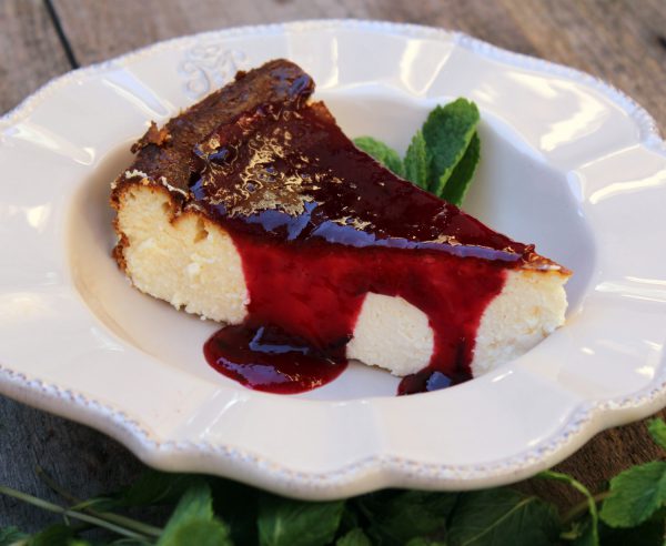 Tarta de queso con mermelada de frutos rojos