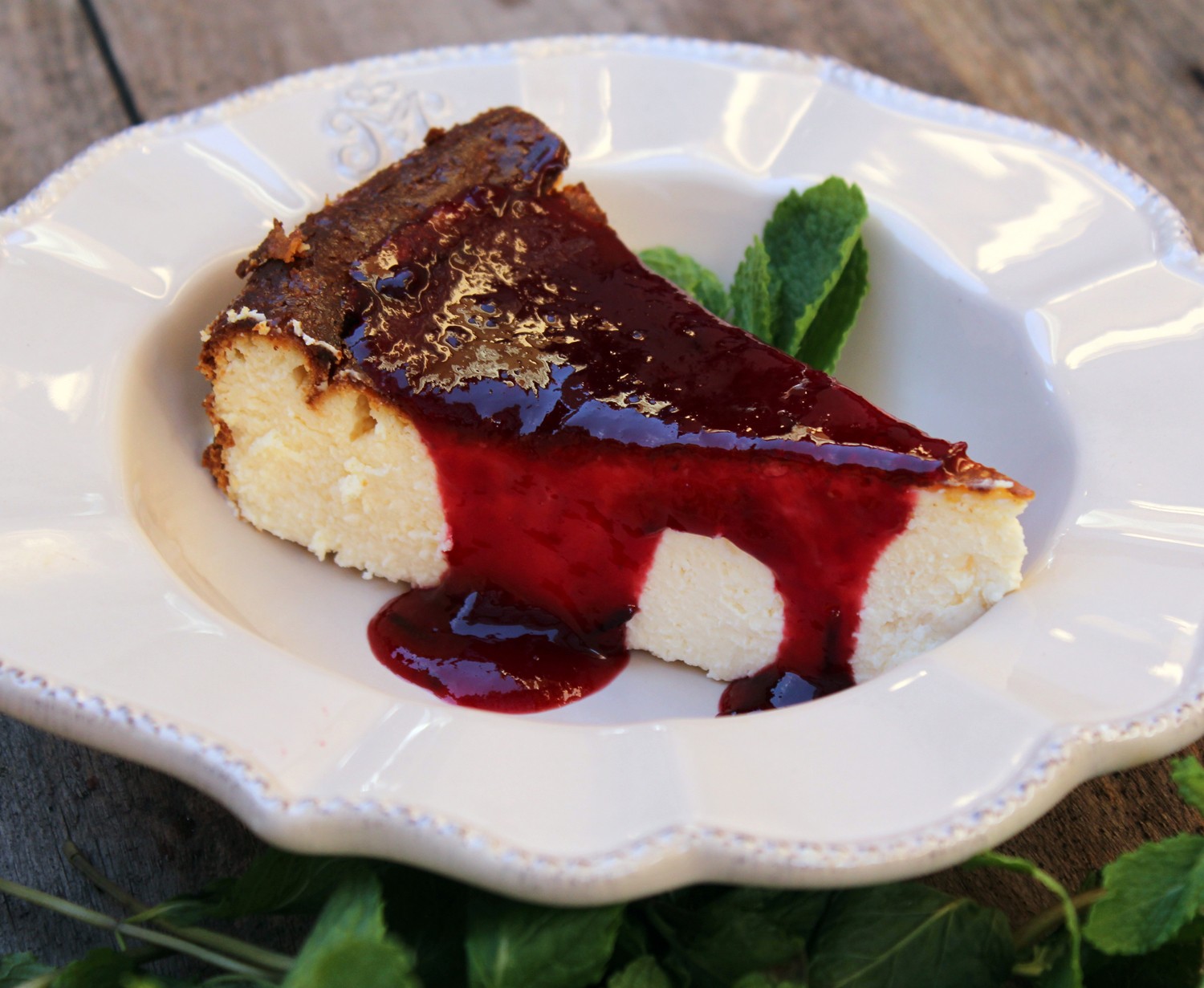 Tarta de queso con mermelada de frutos rojos, un postre delicioso