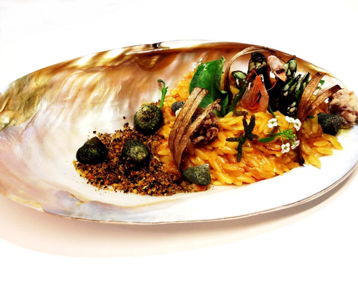 Imagen del plato ganador de la IX Edición del “Concurso de Cocina Creativa Gusti-Negrini”. “Il Mare”, con percebes, caracolillos, gambas y patitas de chipirón sobre una base de “risotto” del Chef Iñigo Almenara.