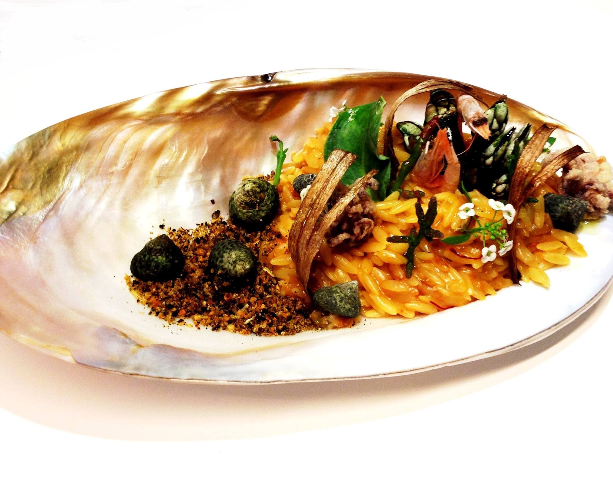 Imagen del plato ganador de la IX Edición del “Concurso de Cocina Creativa Gusti-Negrini”. “Il Mare”, con percebes, caracolillos, gambas y patitas de chipirón sobre una base de “risotto” del Chef Iñigo Almenara.