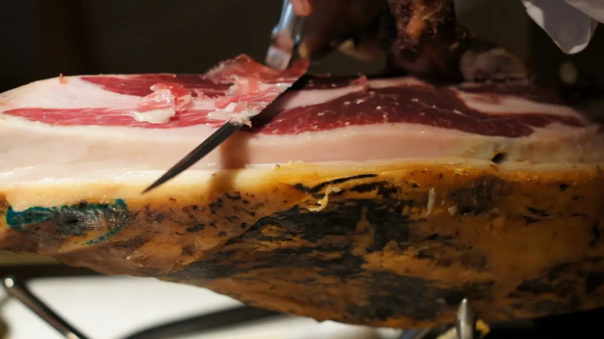 Cortando Jamón de Bellota 100% Ibérico 5 Jotas (3) Cortando Jamón de Bellota 100% Ibérico 5 Jotas (3)