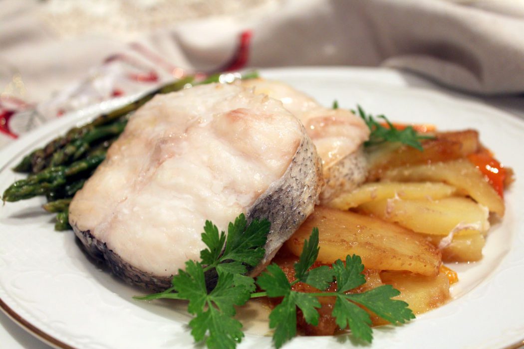 Merluza la horno sobre patatas panaderas