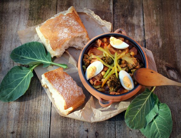 Garbanzos con verduras y panceta