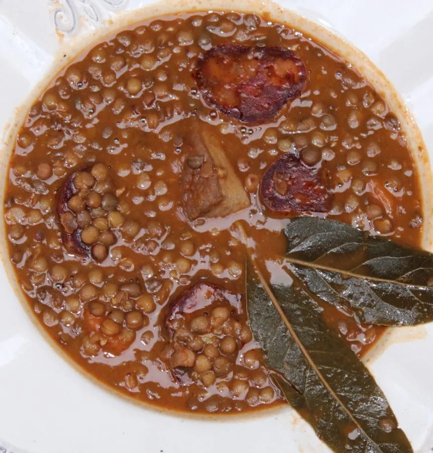 Cazuela de lentejas con chorizo y panceta recién guisadas