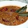 Lentejas con chorizo y panceta servidas en plato hondo