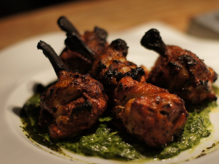 Chupa Chups de pollo macerados con especias y cocinados en horno tandori