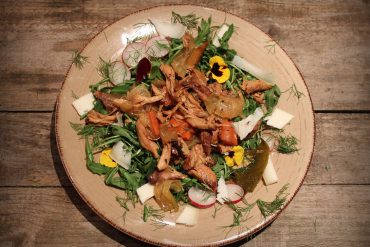 Ensalada de rúcula y gallo de corral en escabeche