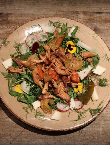 Ensalada de rúcula y gallo de corral en escabeche