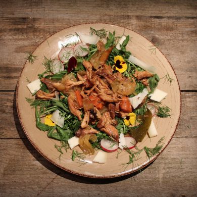 Ensalada de rúcula y gallo de corral en escabeche