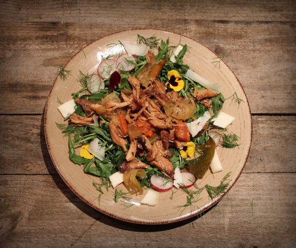 Ensalada de rúcula y gallo de corral en escabeche