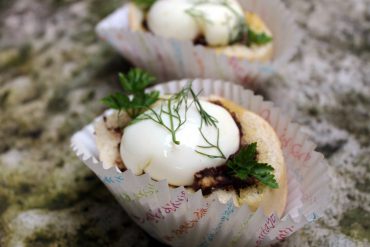 panecillos rellenos con crema de morcilla y huevo poche