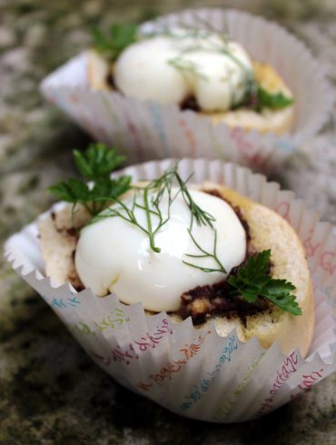 panecillos rellenos con crema de morcilla y huevo poche