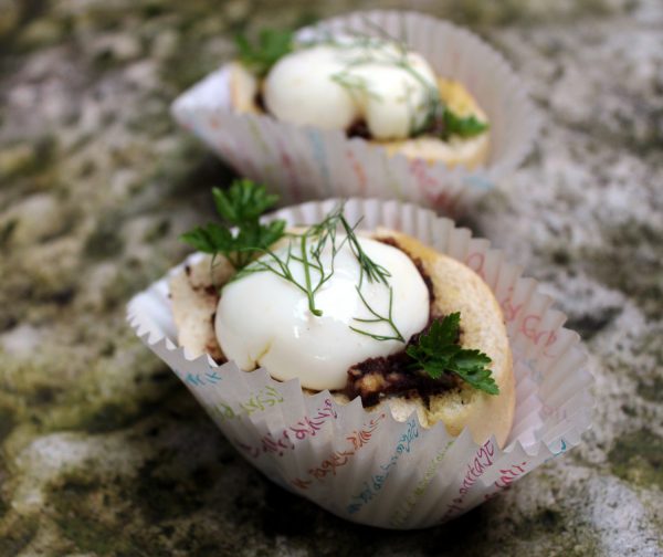 Panecillos rellenos de crema de morcilla de Burgos y huevo poché