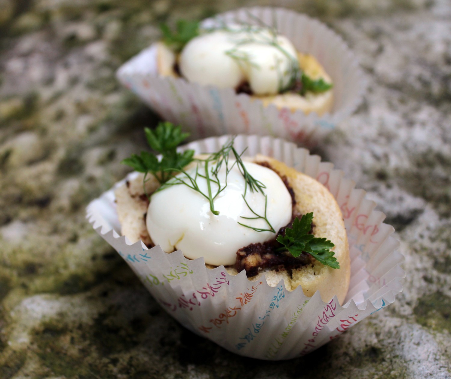 panecillos rellenos con crema de morcilla y huevo poche