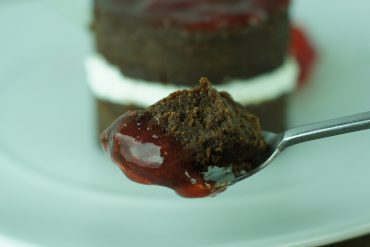 Tarta de Chocolate con nata y fresa (3)