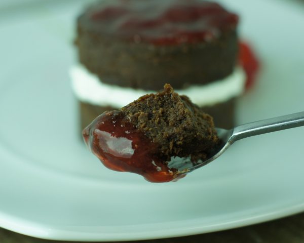 Tarta de Chocolate con nata y fresa