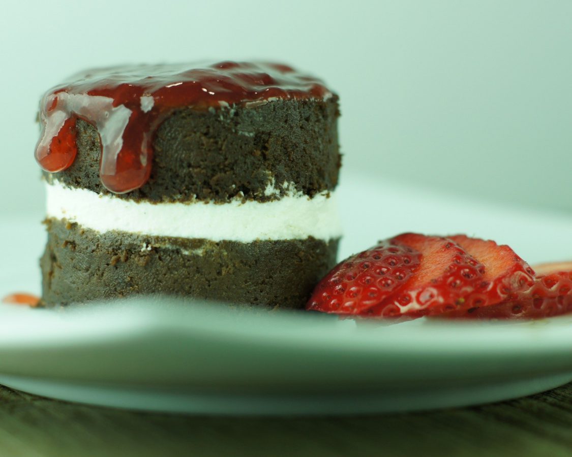 Tarta de Chocolate con nata y fresa (4)